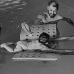 Séance de bébés nageurs en noir et blanc