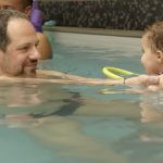 Un professeur de chez escale essentielle et un bébé