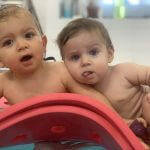 Deux petits garçons pendant une séance de bébé nageurs