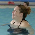 Une femme enceinte qui sourit dans l'eau