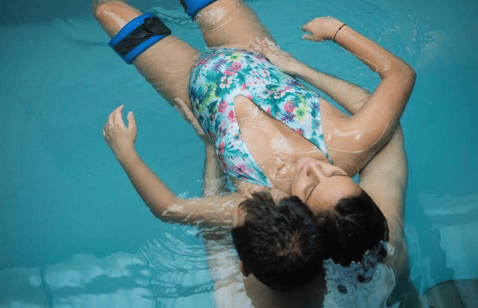 Une femme qui pratique le watsu avec un professeur