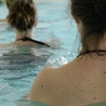 Des femmes de dos dans l'eau