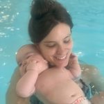 Une mère avec son bébé dans l'eau