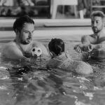 Explication d'un professeur d'escale essentielle des mouvements de bébés nageurs en noir et blanc