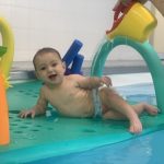 Un bébé sur une plateforme flottante